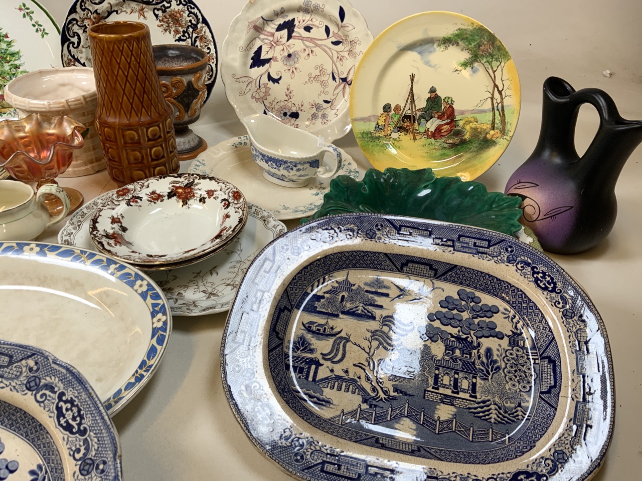 A quantity of ceramics including meat platters, plates, vases and other items - Bild 3 aus 5