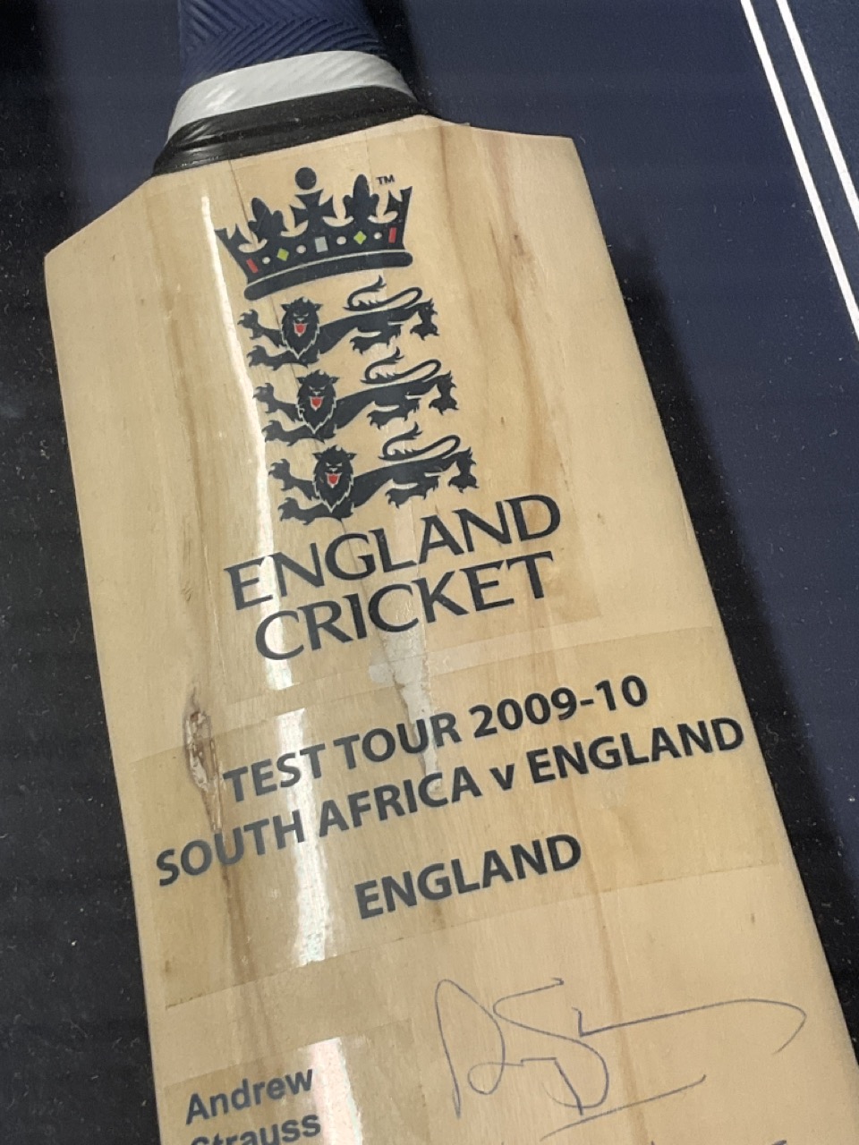 Quality framed England Cricket signed bat from the South African test tour 2009-10. Signatures of 16 - Image 3 of 9
