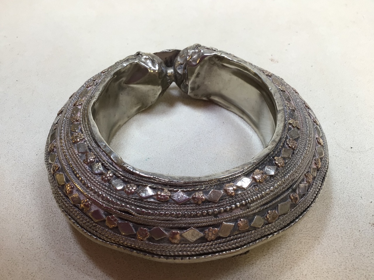 A white metal Omani bangle also with a lidded repousse decorative bowl embellished with elephant - Image 4 of 11