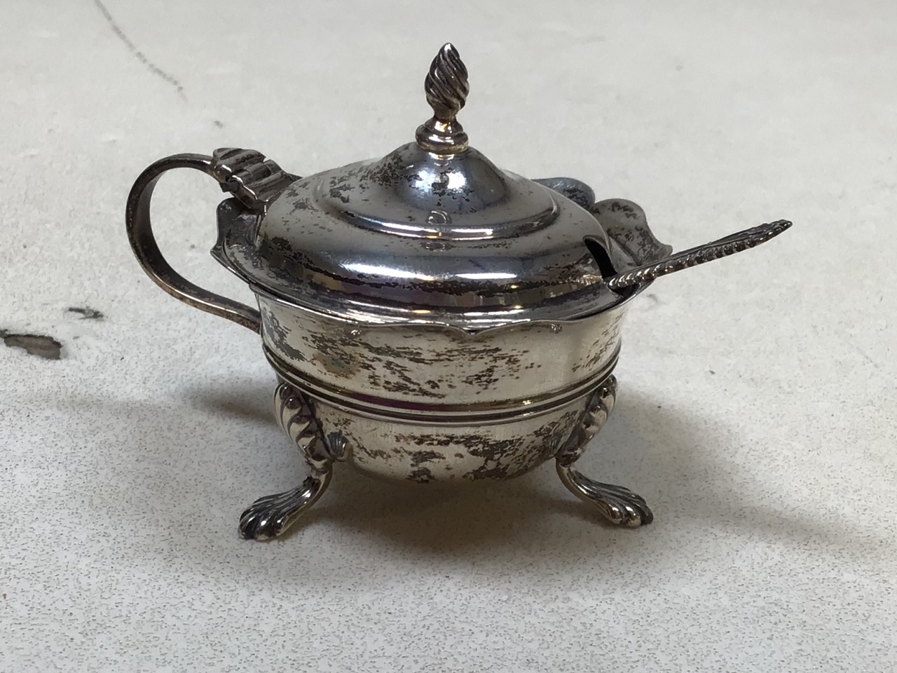A silver salt ( with blue glass liner) together with a silver ashtray. Total weight of silver 94 gms - Image 2 of 7