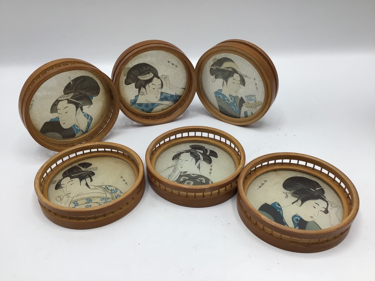 Japanese interest. Nest of six glass and bamboo coasters with traditional portraits to centre, and - Bild 2 aus 9