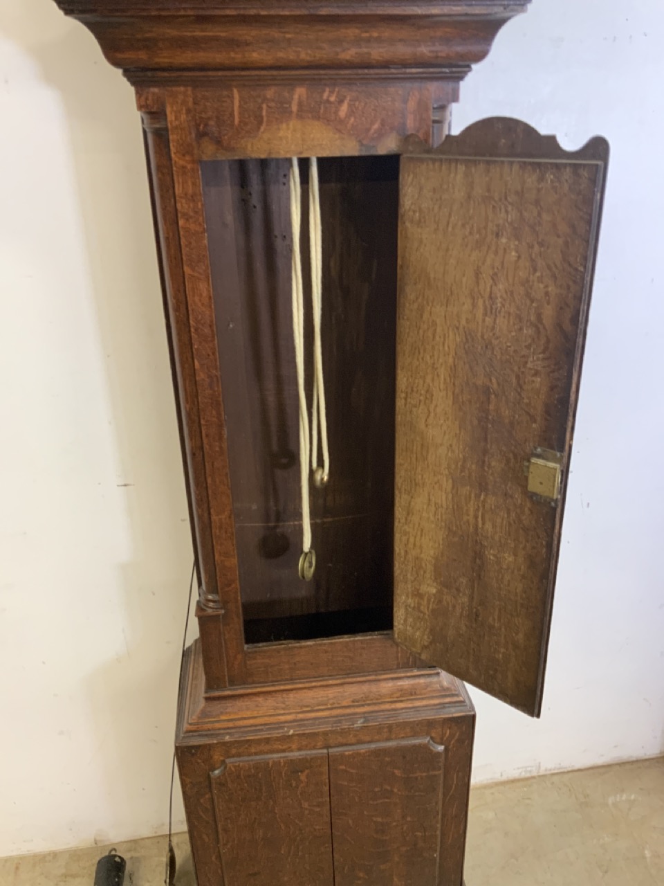 A Thomas Lister Georgian oak longcase clock with weight and pandulum. Brass face with later but - Bild 4 aus 8