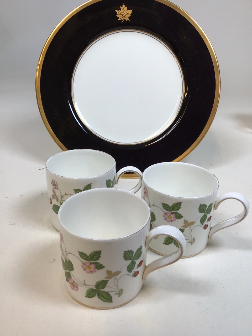 Wedgwood Strawberry and Vine teacups and saucers, a Wedgwood Queensware teapot and vase, eleven Wild - Image 5 of 6