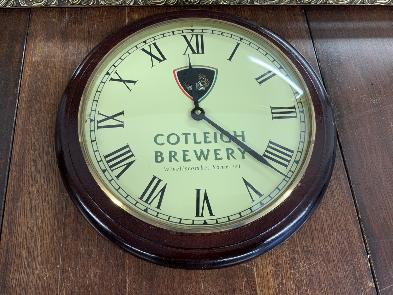 A Cotleigh Brewery circular clock also with a gilt framed bevelled mirror. W:87cm x H:61cm - Bild 2 aus 3