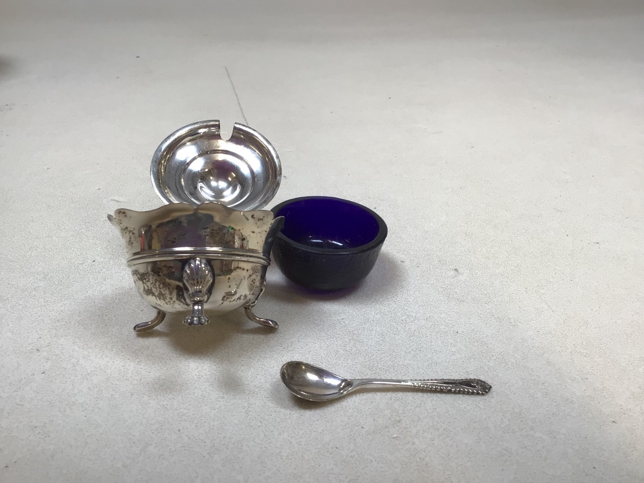 A silver salt ( with blue glass liner) together with a silver ashtray. Total weight of silver 94 gms - Image 3 of 7