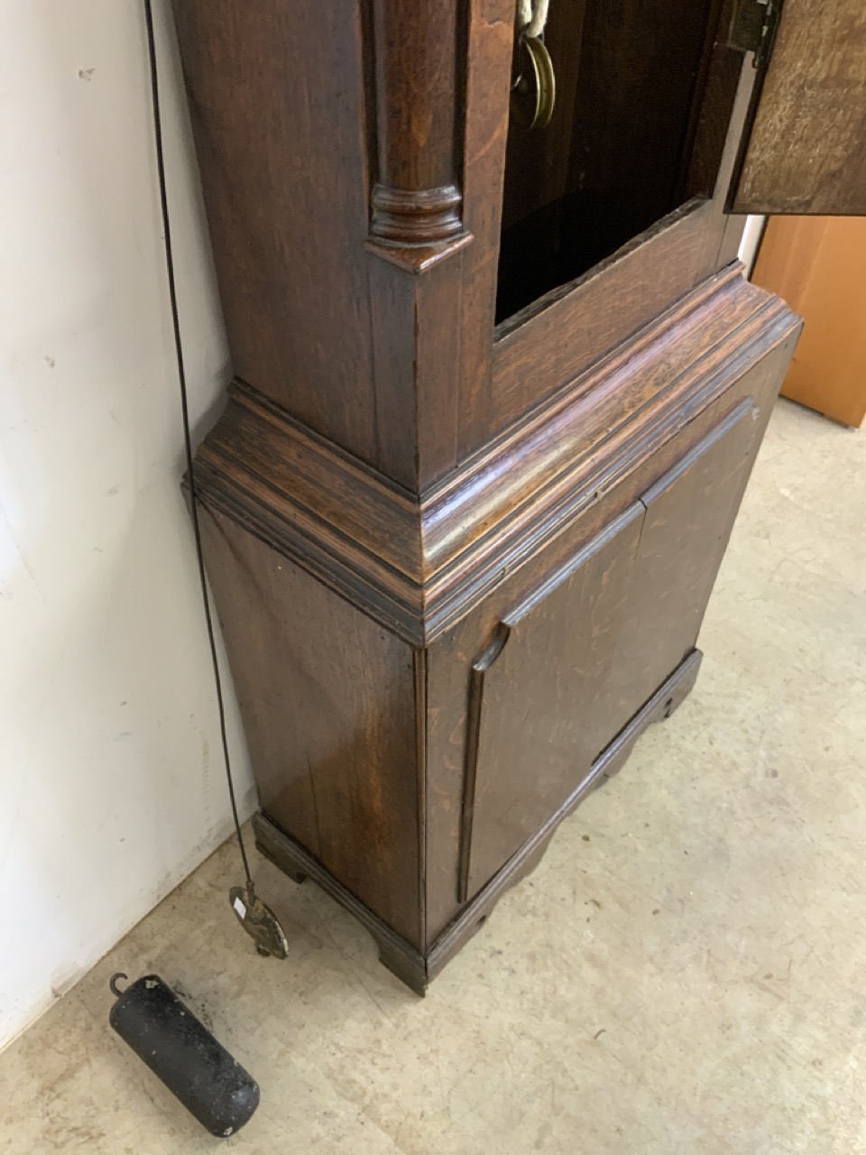 A Thomas Lister Georgian oak longcase clock with weight and pandulum. Brass face with later but - Bild 5 aus 8