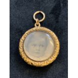Gold photo pendant - un-hallmarked. Engraving to back dated 1902. Total weight 8gm W:2.6mm x H:2.7mm
