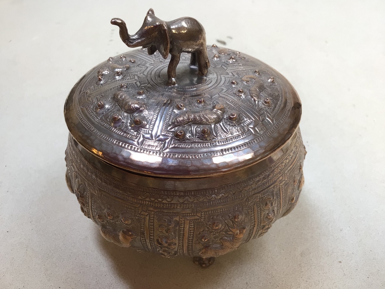 A white metal Omani bangle also with a lidded repousse decorative bowl embellished with elephant - Image 6 of 11