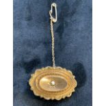 9ct gold oval brooch set with a single pearl with safety chain. Total weight 5gm W:3.5cm x H:2.5cm