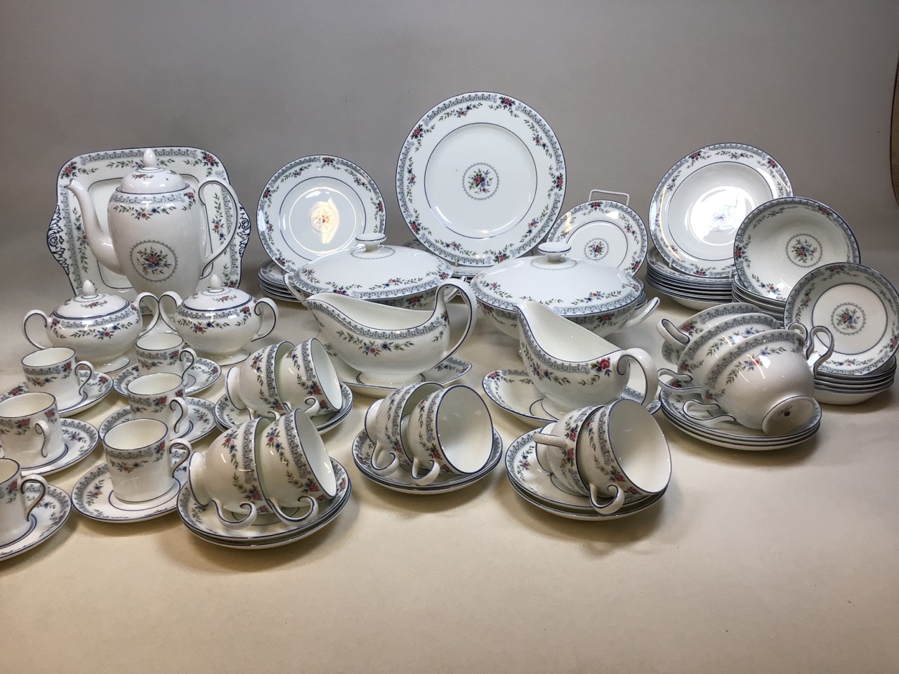 Wedgwood Rosedale dinner service comprising 7 x 11 inch dinner plates, 6 x 8 inch plates, 7 x 6 inch