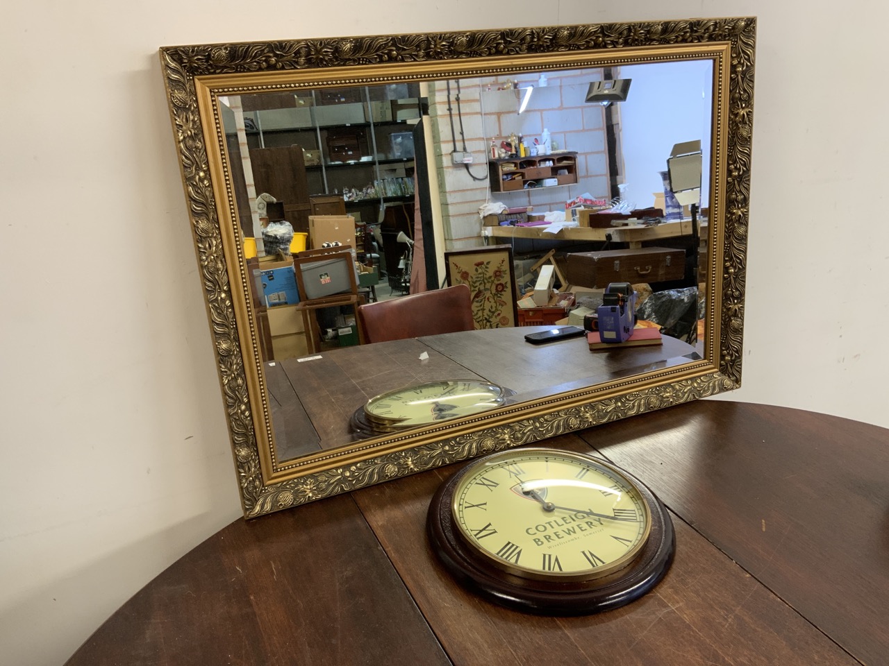 A Cotleigh Brewery circular clock also with a gilt framed bevelled mirror. W:87cm x H:61cm - Bild 3 aus 3