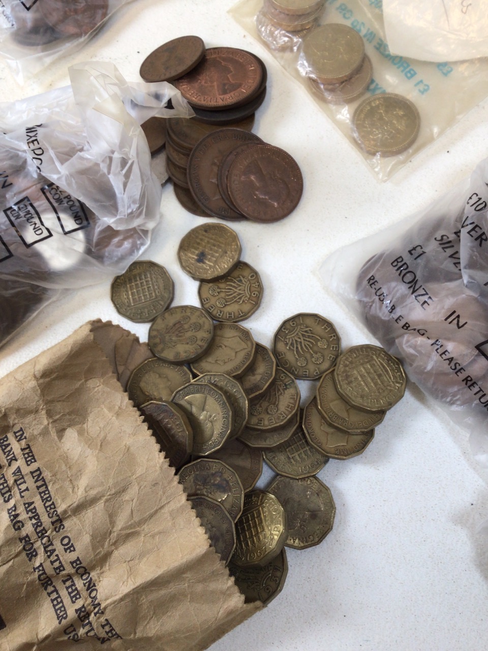 Large assortment of vintage and antique currency, with UK and worldwide coins and notes. Also with a - Bild 9 aus 13