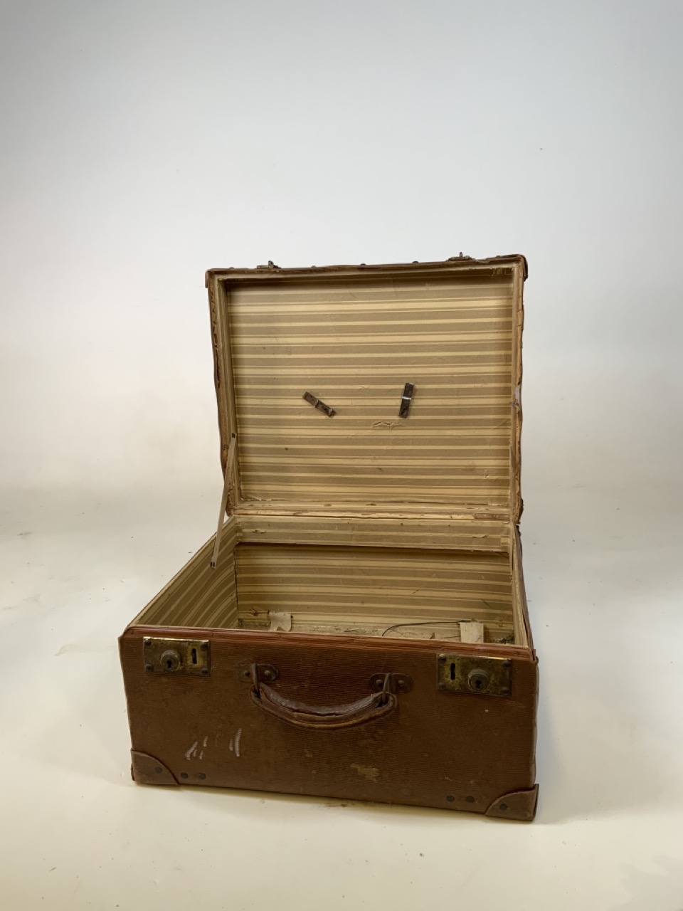 A vintage Brexton picnic hamper for two also with a vintage suitcase - Image 5 of 5