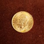 Very fine condition 1915 George V full Sovereign struck in 22ct gold at a weight of 7.9881g.