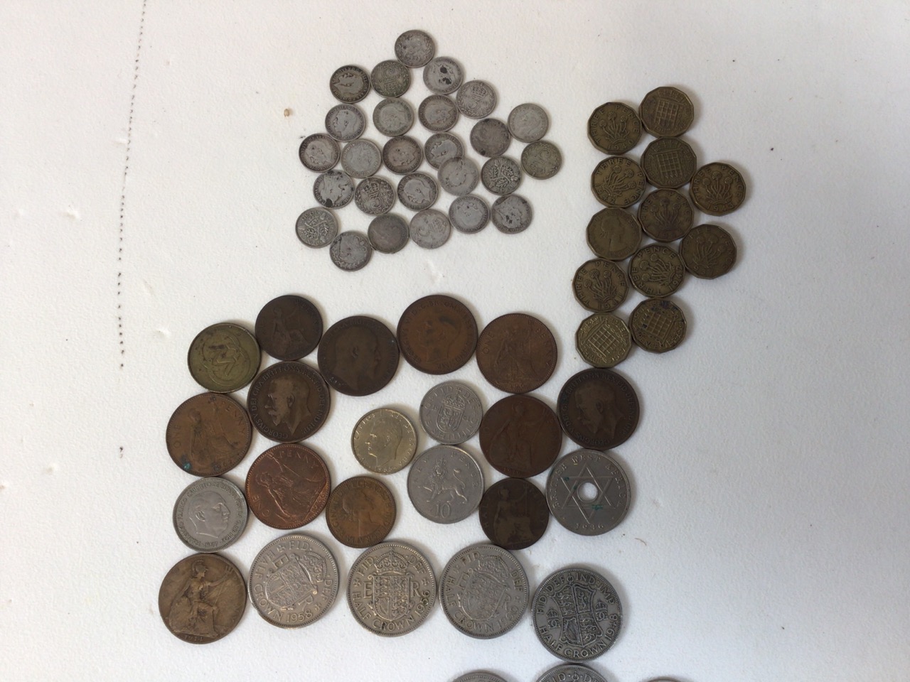 Large assortment of vintage and antique currency, with UK and worldwide coins and notes. Also with a - Bild 4 aus 13