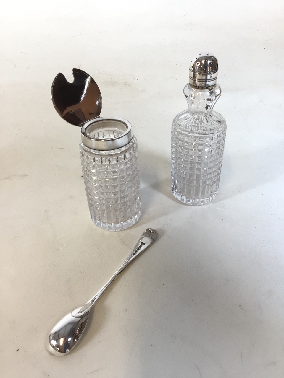 Two silver plate and cut glass cruet sets. A 7 and 4 piece condiment caddy respectively. Good - Bild 15 aus 15