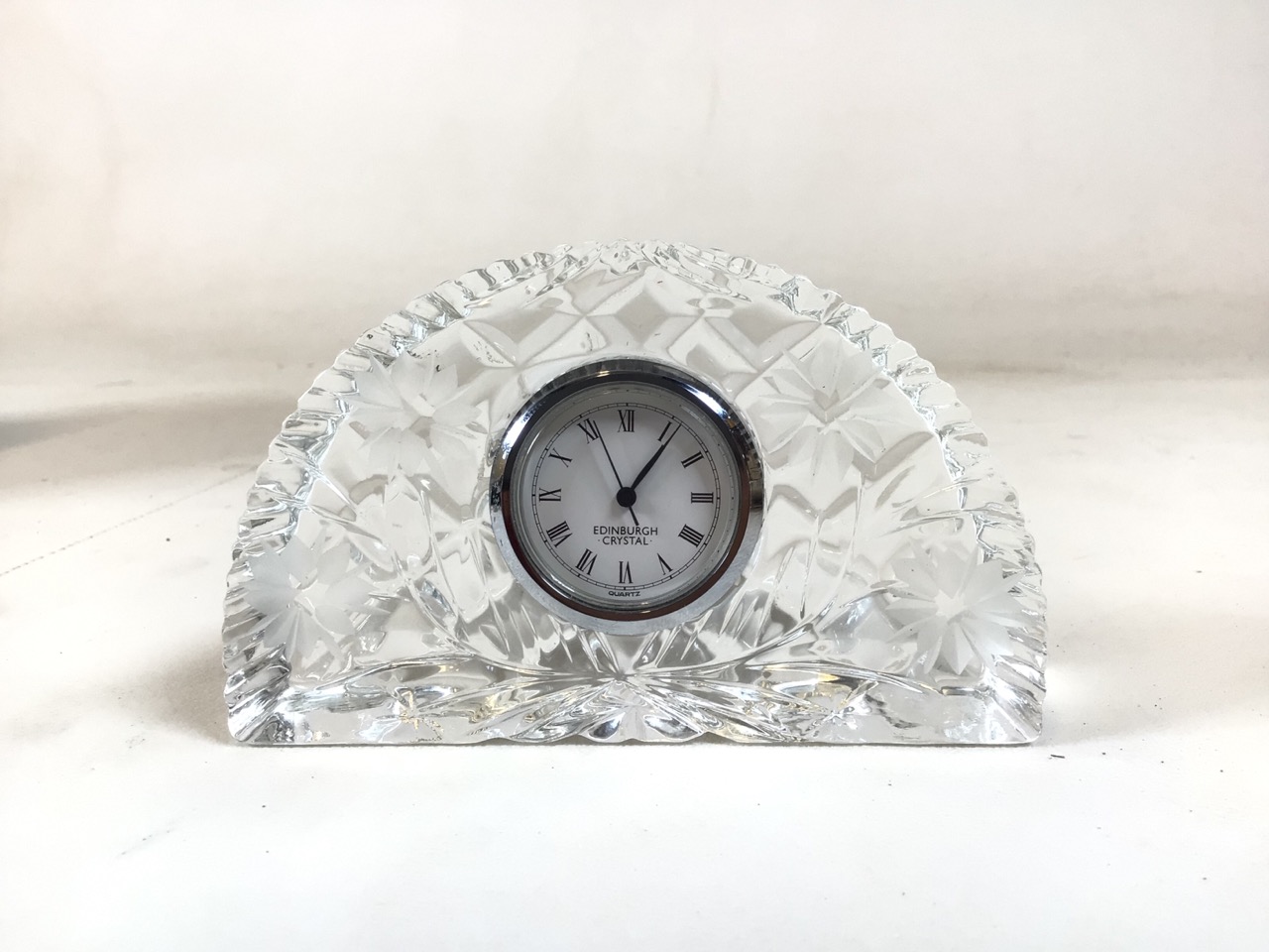 Edinburgh Crystal Quartz clock. Etched foliate pattern to face. Roman numerals to the removable - Bild 2 aus 7