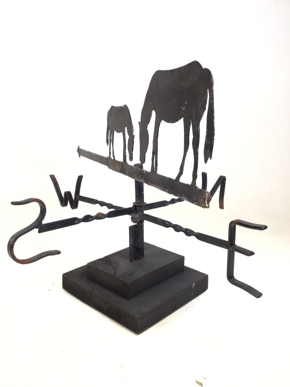 A weather vane with horse decoration on two river wooden plinth. W:78cm x D:58cm x H:44cm - Bild 2 aus 5