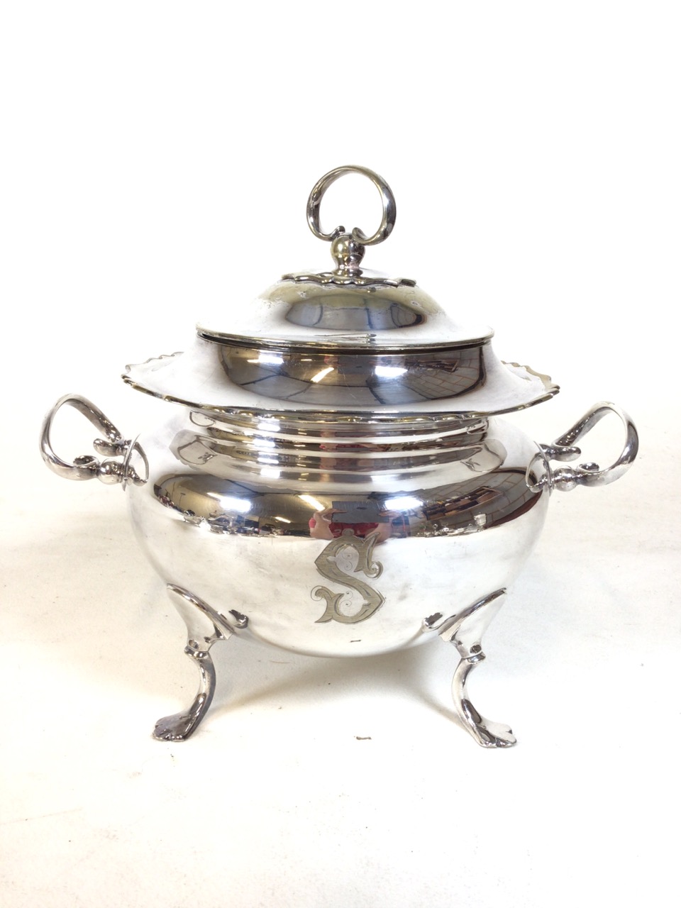 Assortment of silver plate tableware including a soup tureen, shaker, two condiment pourers, sugar - Bild 2 aus 7