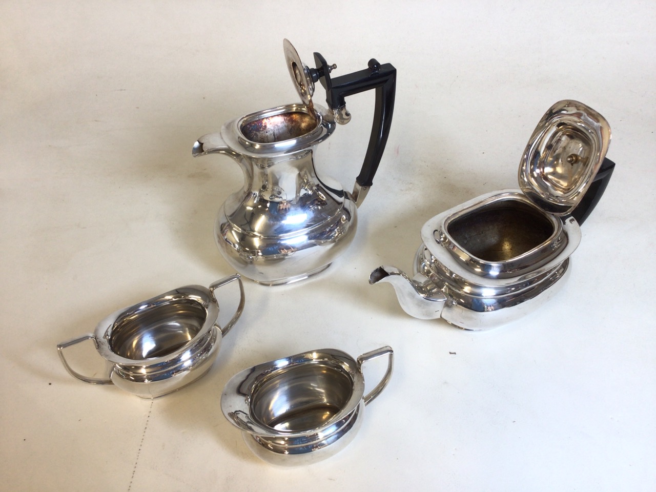 Assortment of silver plate items to include a tureen, two serving trays and a tea-coffee set. Handle - Bild 2 aus 9