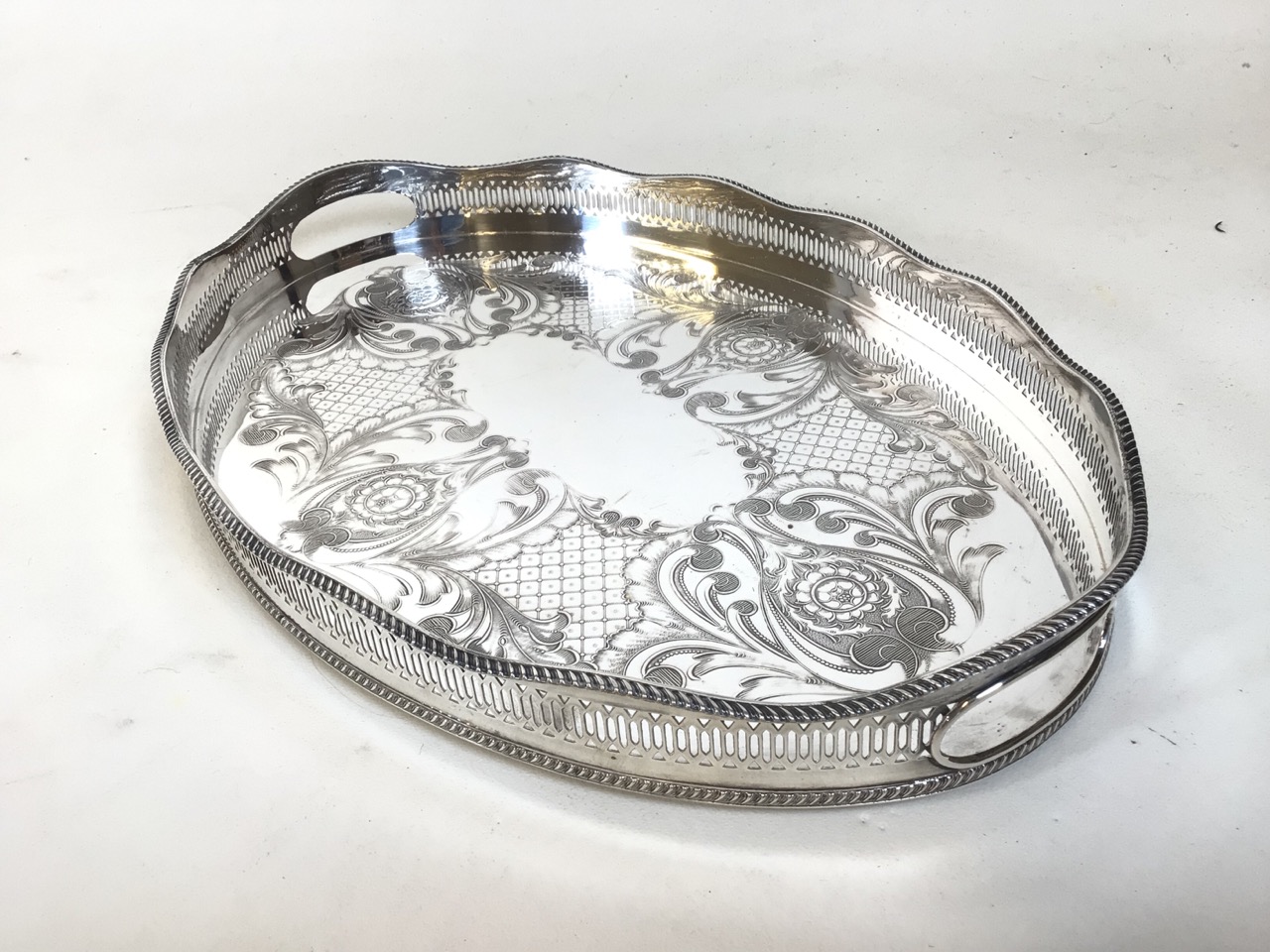 Assortment of silver plate items to include a tureen, two serving trays and a tea-coffee set. Handle - Bild 9 aus 9