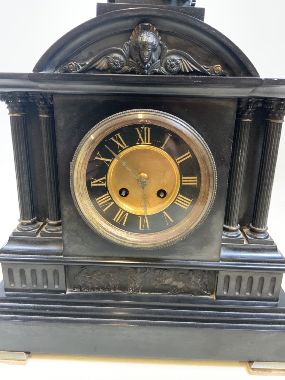 A large slate black and gilt mantle clock with Ionic columns and Greek figural scenes with Statue of - Bild 3 aus 9