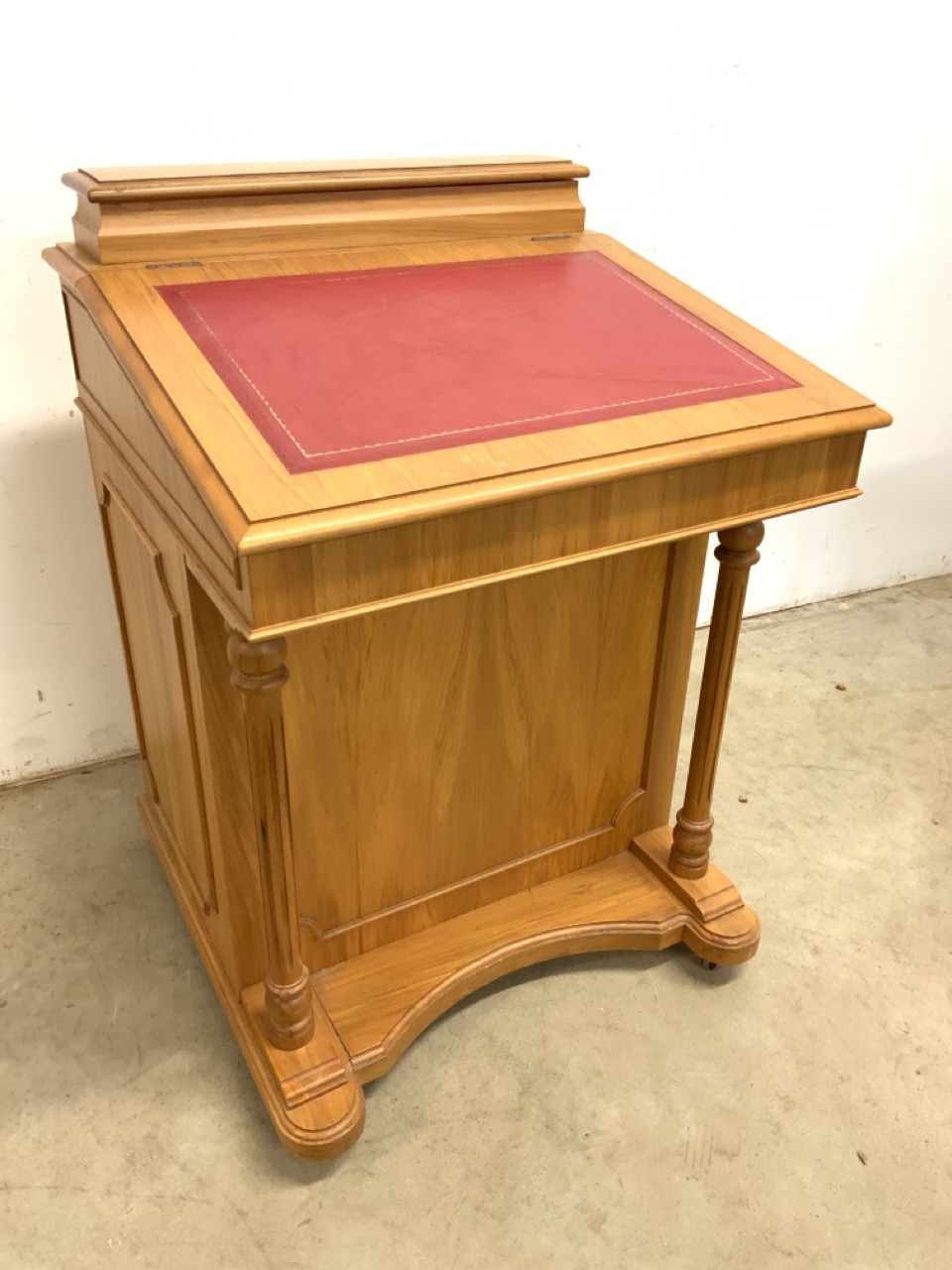 A modern good quality yew wood Davenport with red leather inset writing slope to internal storage - Bild 2 aus 5