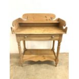 A decorative antique pine wash stand with large central drawer and undershelf. W:83cm x D:47cm x H: