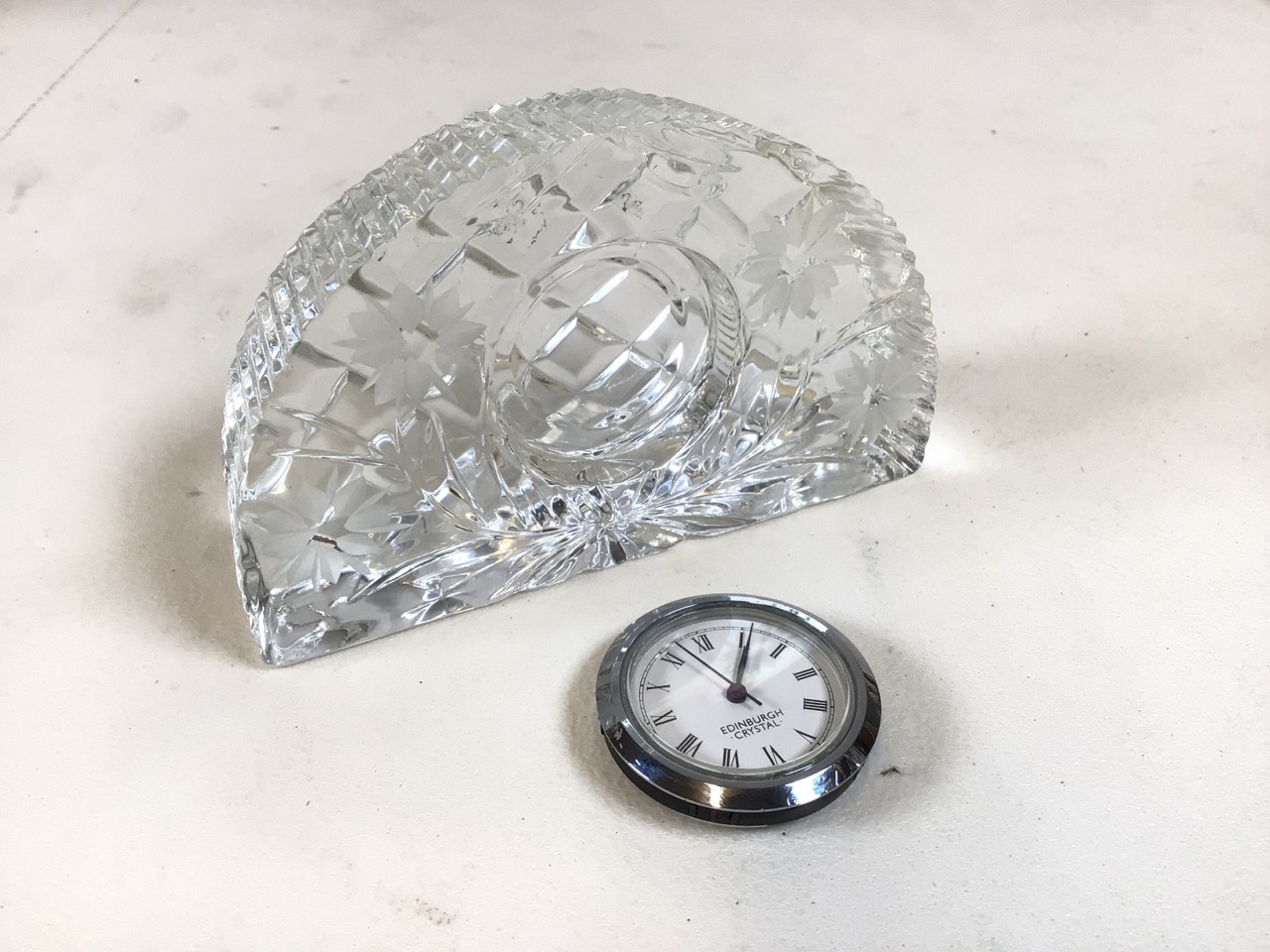 Edinburgh Crystal Quartz clock. Etched foliate pattern to face. Roman numerals to the removable - Bild 6 aus 7