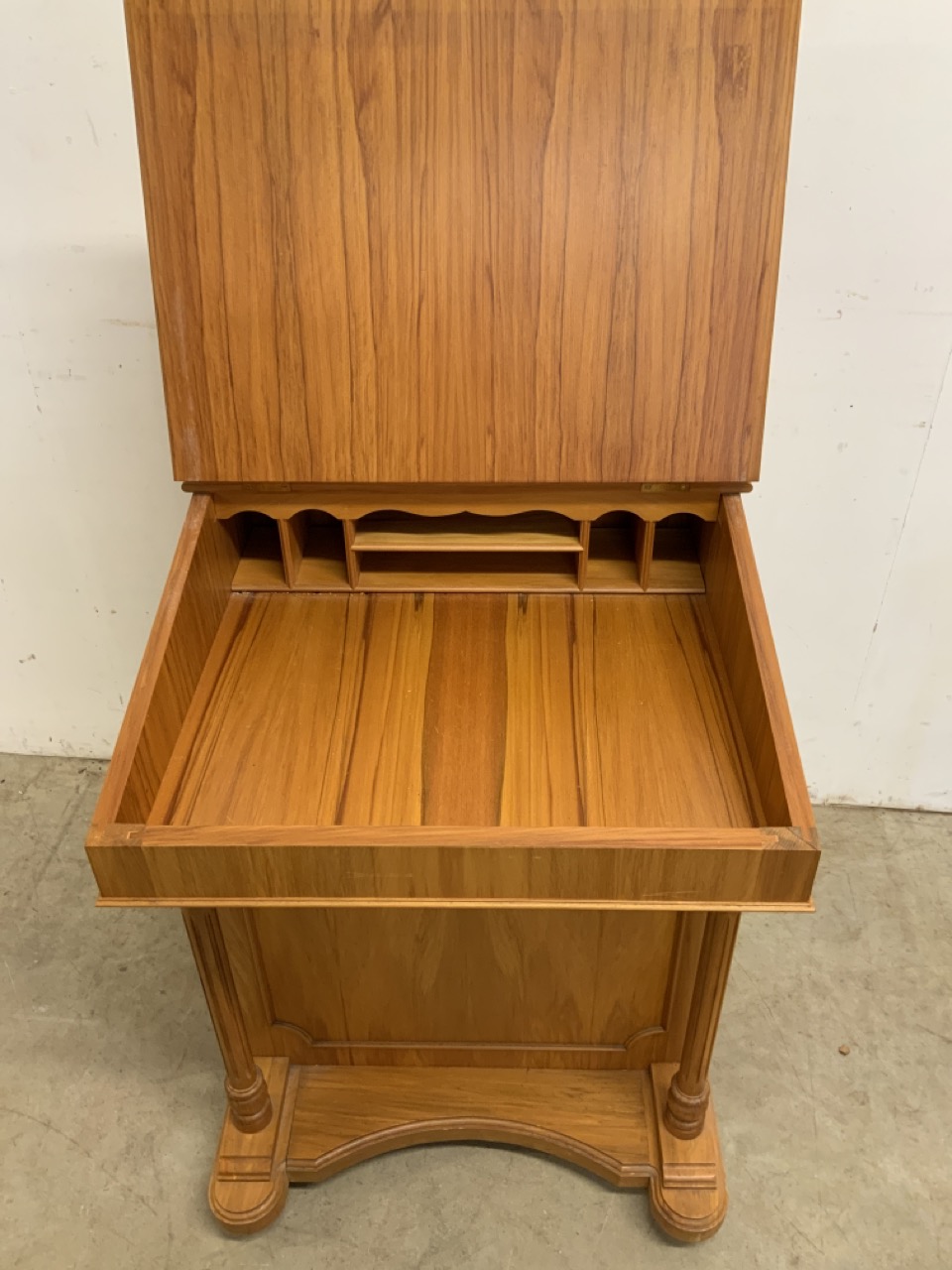 A modern good quality yew wood Davenport with red leather inset writing slope to internal storage - Bild 4 aus 5