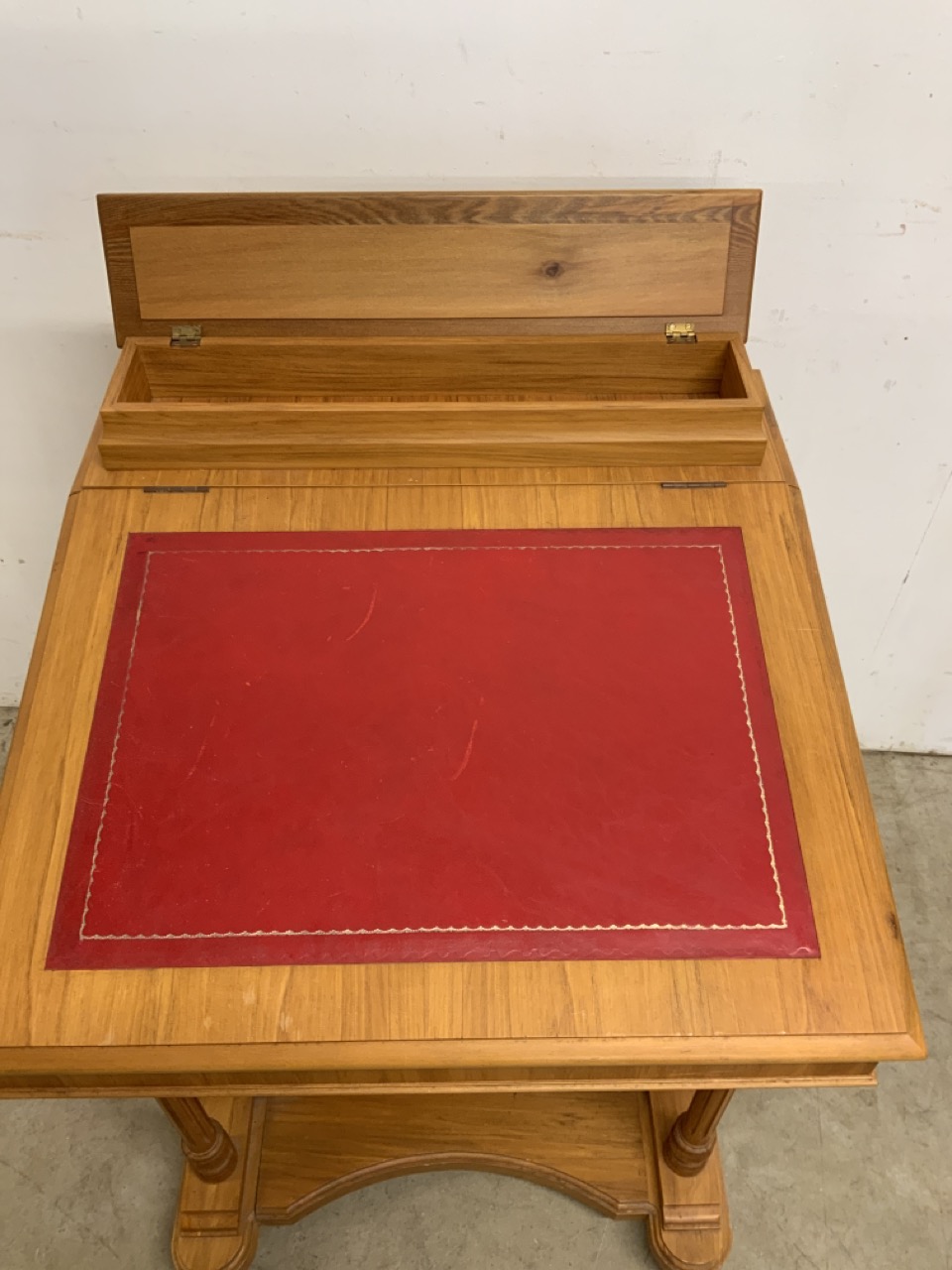 A modern good quality yew wood Davenport with red leather inset writing slope to internal storage - Bild 3 aus 5