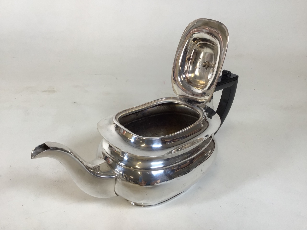 Assortment of silver plate items to include a tureen, two serving trays and a tea-coffee set. Handle - Bild 4 aus 9