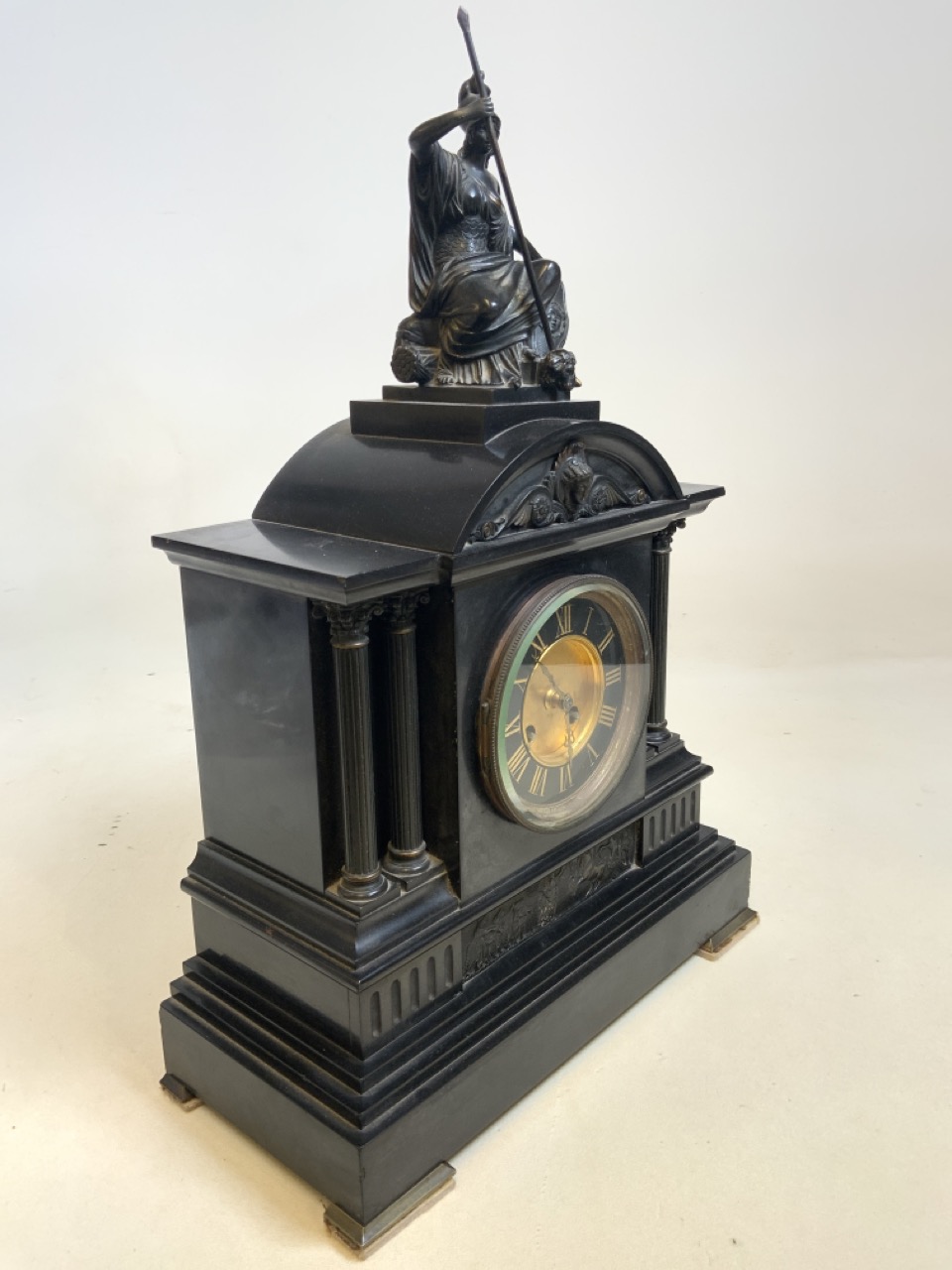 A large slate black and gilt mantle clock with Ionic columns and Greek figural scenes with Statue of - Bild 4 aus 9