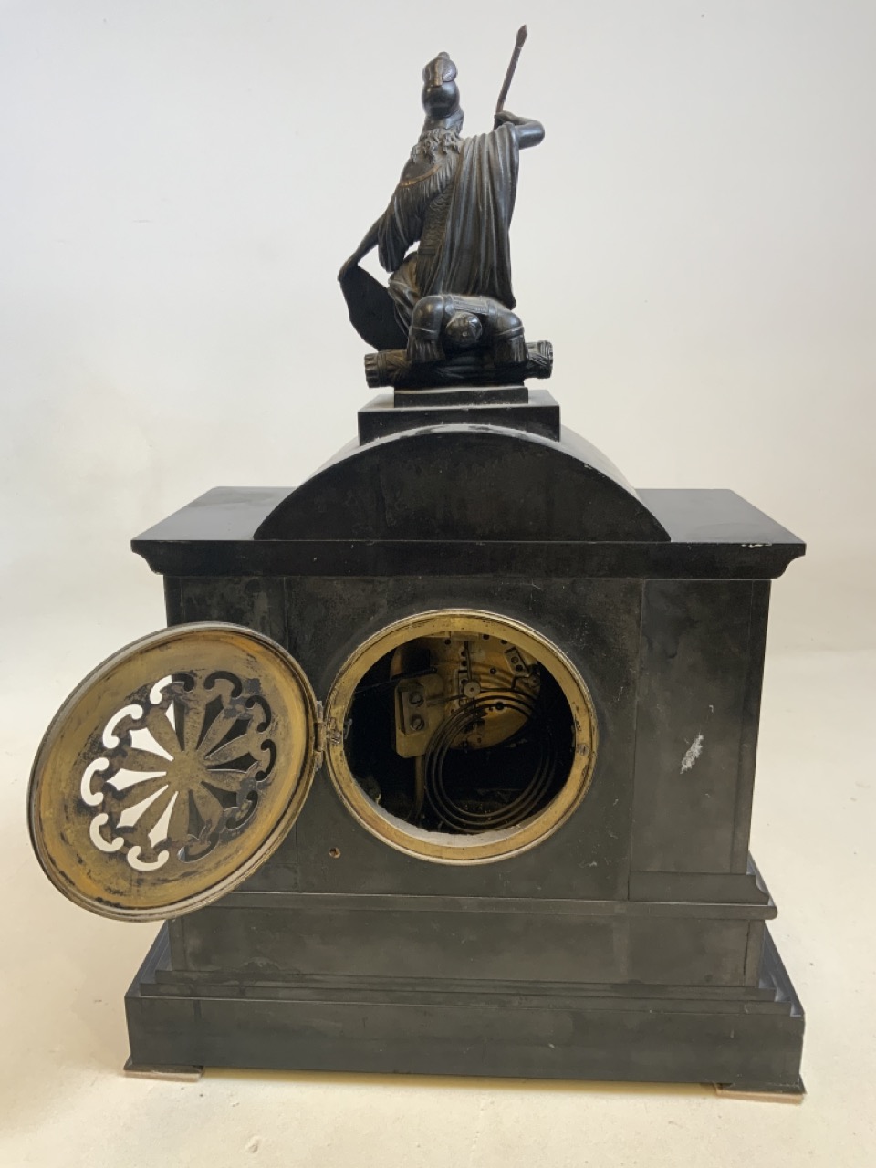 A large slate black and gilt mantle clock with Ionic columns and Greek figural scenes with Statue of - Bild 7 aus 9