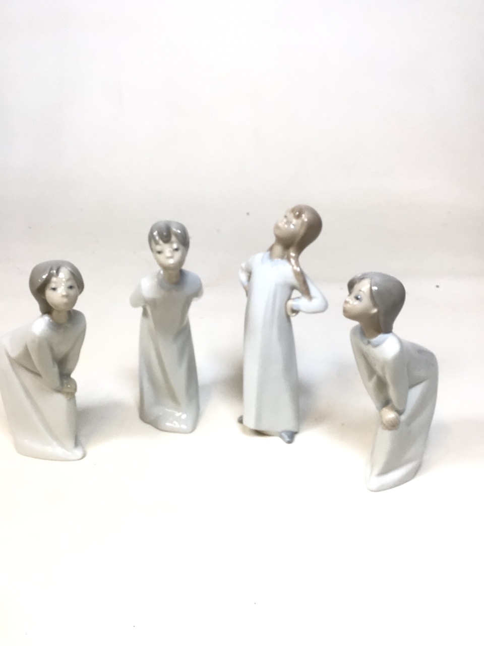 Four Lladro figurines includes girl stretching and girl kissing with other ceramic items - Bild 2 aus 5