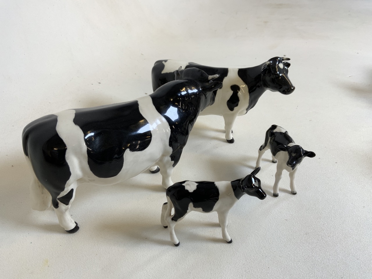 Beswick Cattle family group of bull, Cow and 2 calfs. A Champion Coddington Hilt Bar bull marked - Bild 2 aus 13