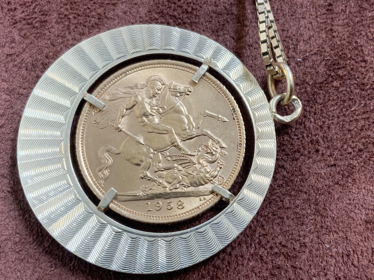 A Full 1958 George and the dragon in 15ct mount marked 585 with 9ct chain. - Bild 4 aus 7