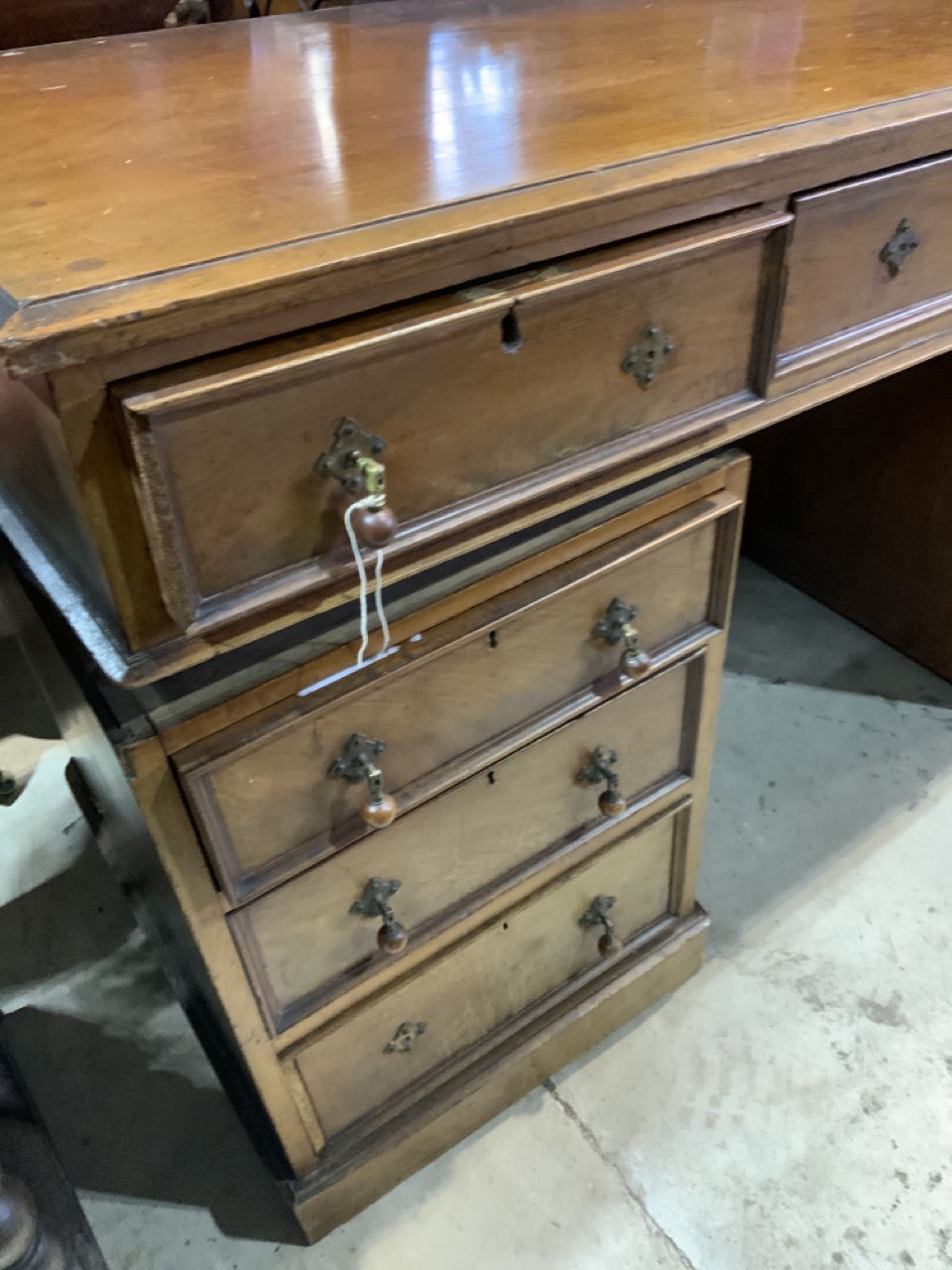 An early 20th century pedestal desk. A.f missing plinth and handles. W:137cm x D:61cm x H:82cm - Bild 2 aus 4