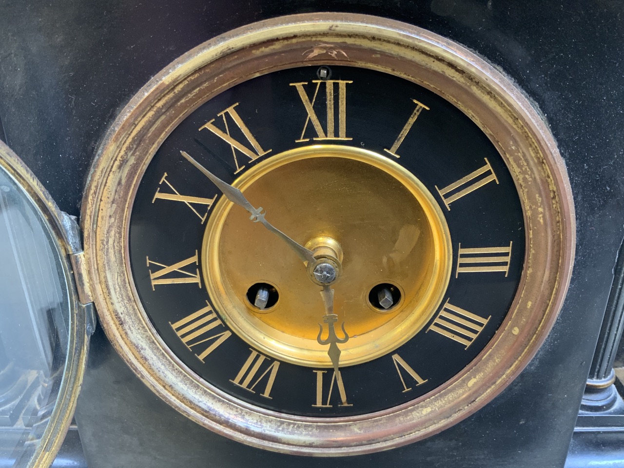 A large slate black and gilt mantle clock with Ionic columns and Greek figural scenes with Statue of - Bild 6 aus 9