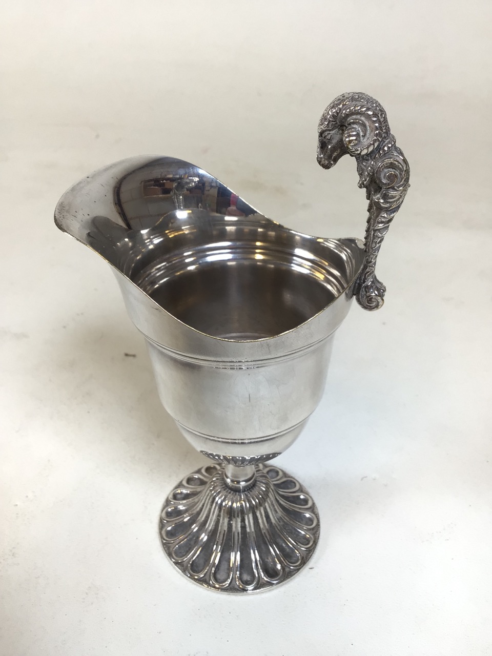 Assortment of silver plate tableware including a soup tureen, shaker, two condiment pourers, sugar - Bild 6 aus 7