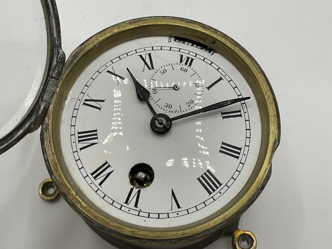 A small single train clock with 3 ½ inch white dial containing a subsidiary seconds dial. With fast - Bild 2 aus 6
