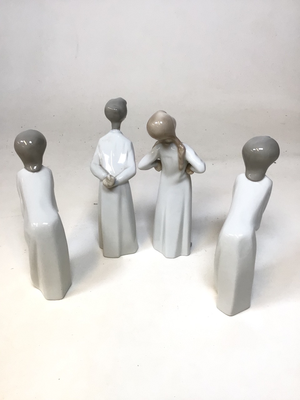 Four Lladro figurines includes girl stretching and girl kissing with other ceramic items - Bild 3 aus 5