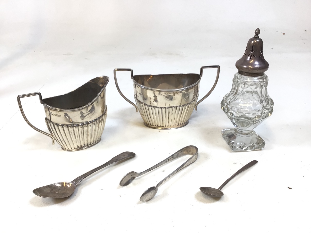 Hallmarked Silver items - a hallmarked two handed jug and pouring jug, silver sugar nips and - Bild 4 aus 12