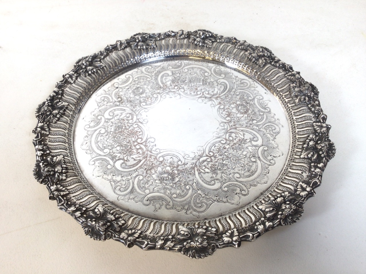 Assortment of silver plate items to include a tureen, two serving trays and a tea-coffee set. Handle - Bild 8 aus 9