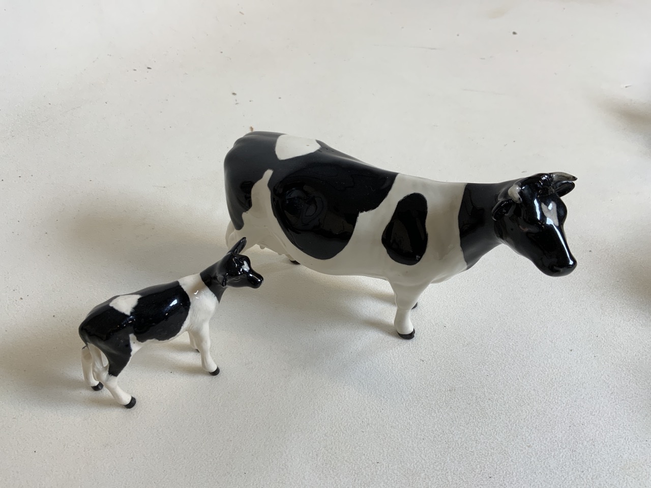 Beswick Champion Claybury Leegwater Friesian cow with calf - marked to underbelly. Both with heart - Bild 4 aus 6