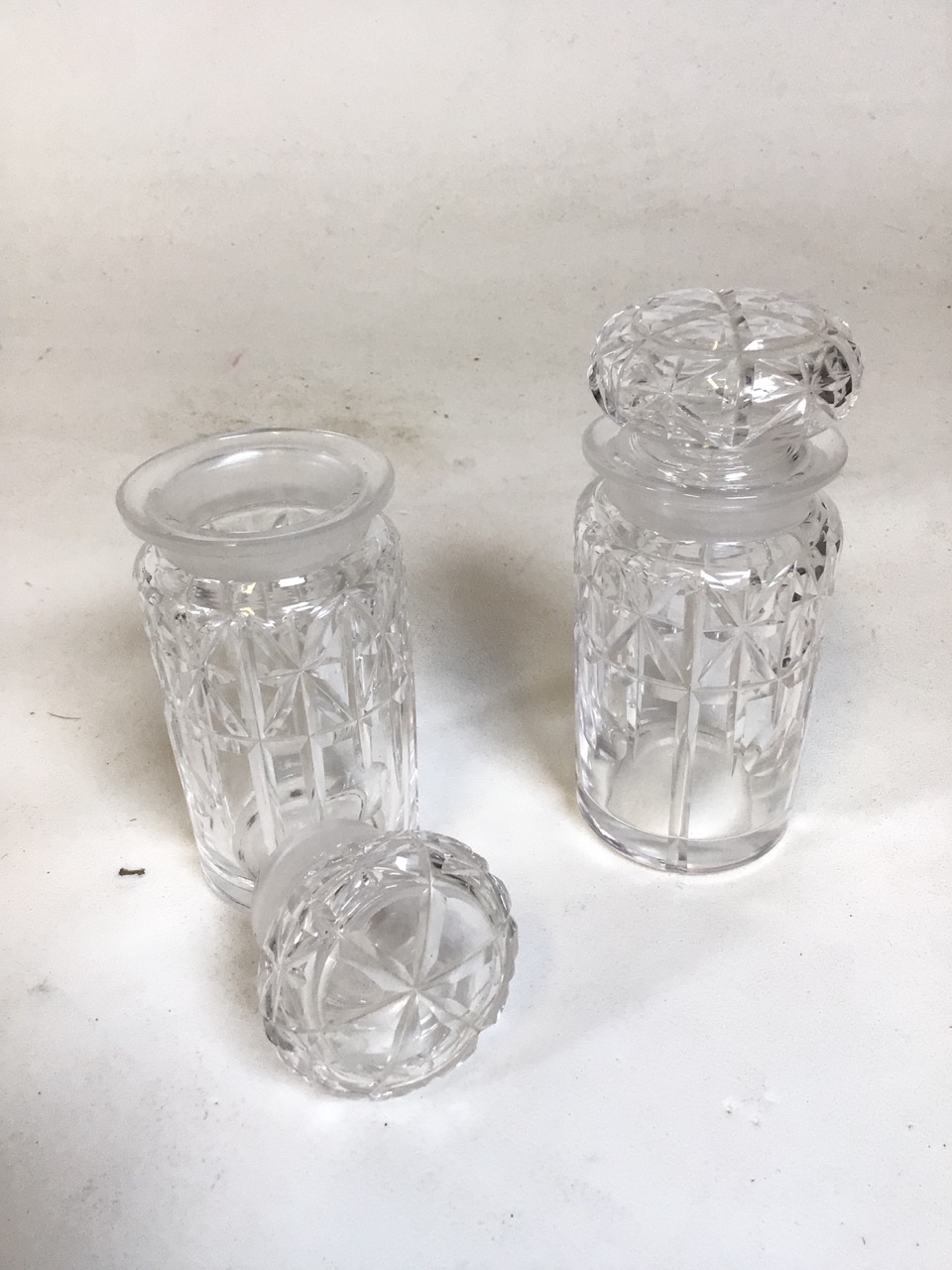 Two silver plate and cut glass cruet sets. A 7 and 4 piece condiment caddy respectively. Good - Bild 6 aus 15
