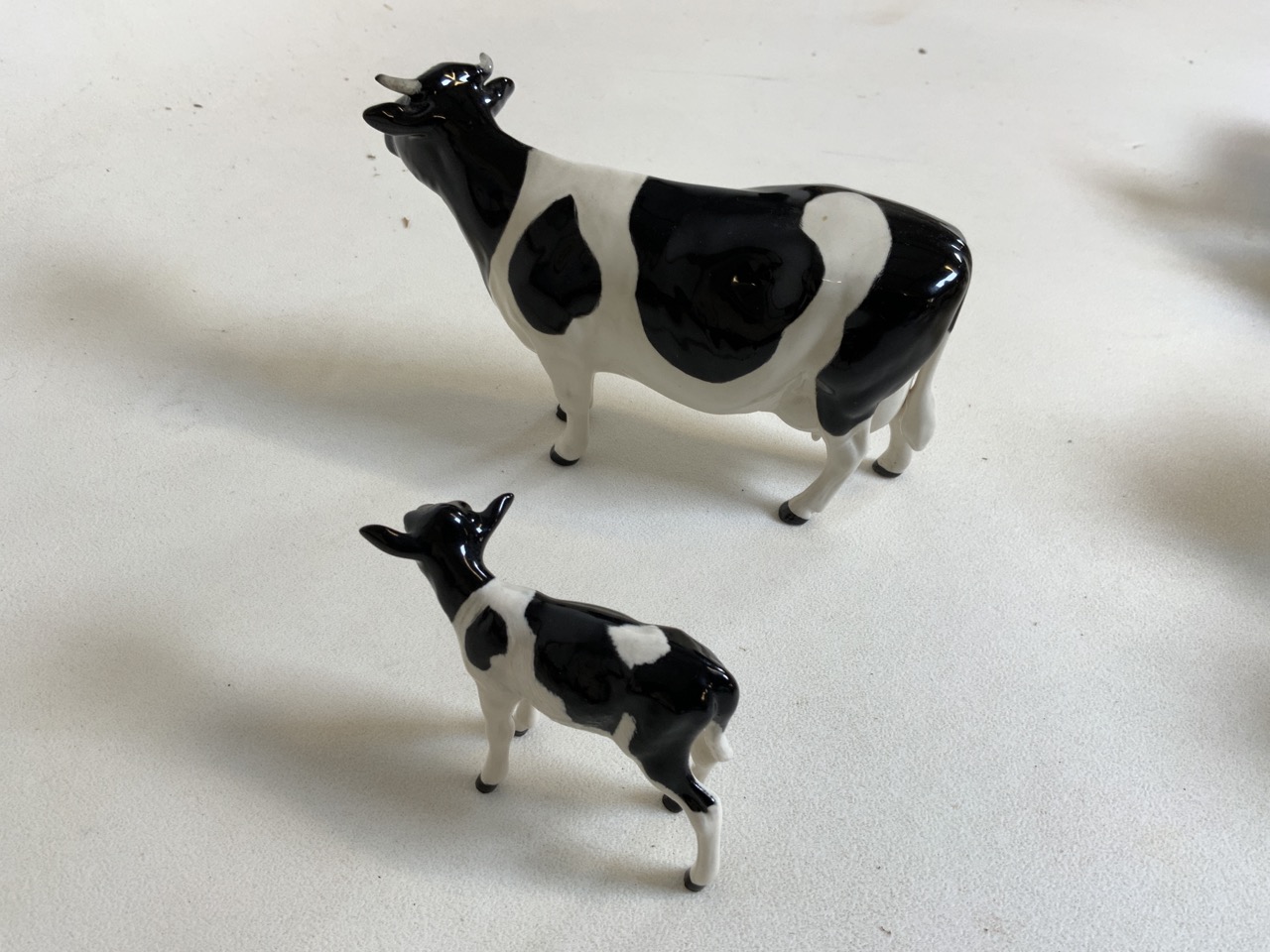 Beswick Champion Claybury Leegwater Friesian cow with calf - marked to underbelly. Both with heart - Bild 2 aus 6