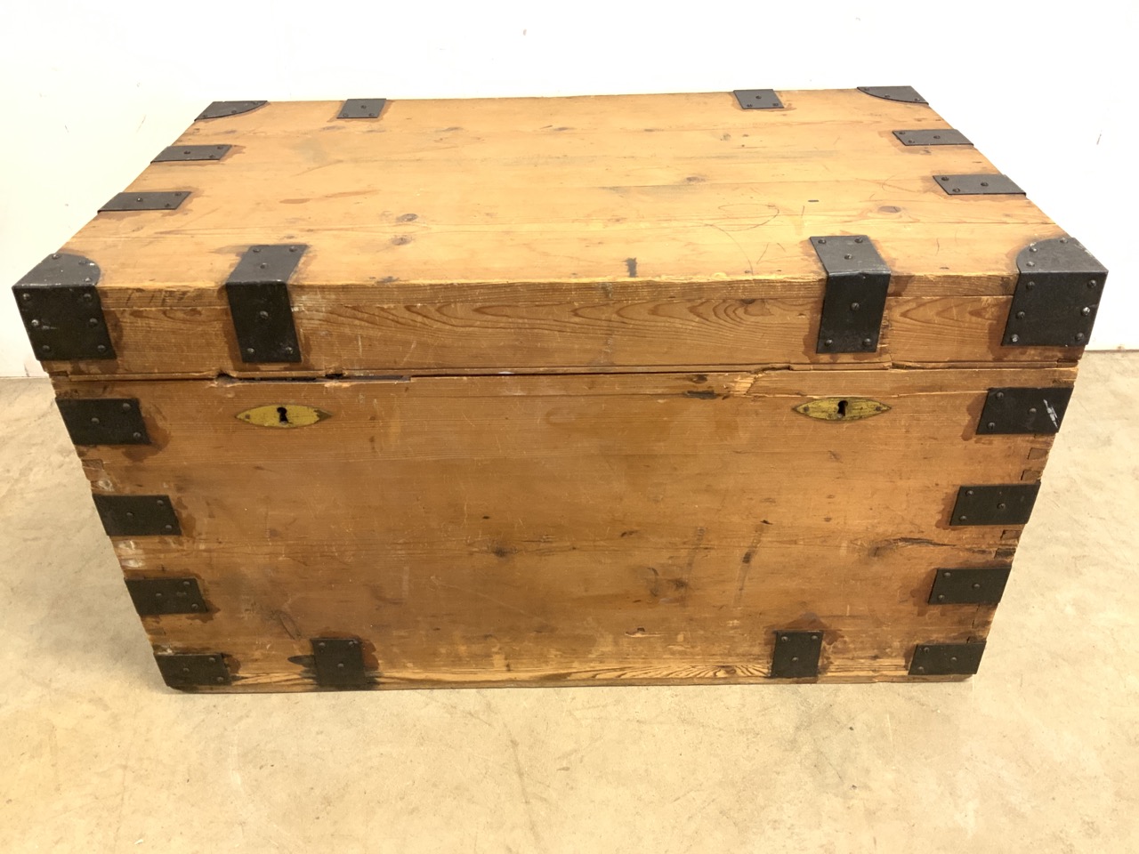 An early 20th century metal lined and metal bound pine trunk with flat top. W:92cm x D:54cm x H: