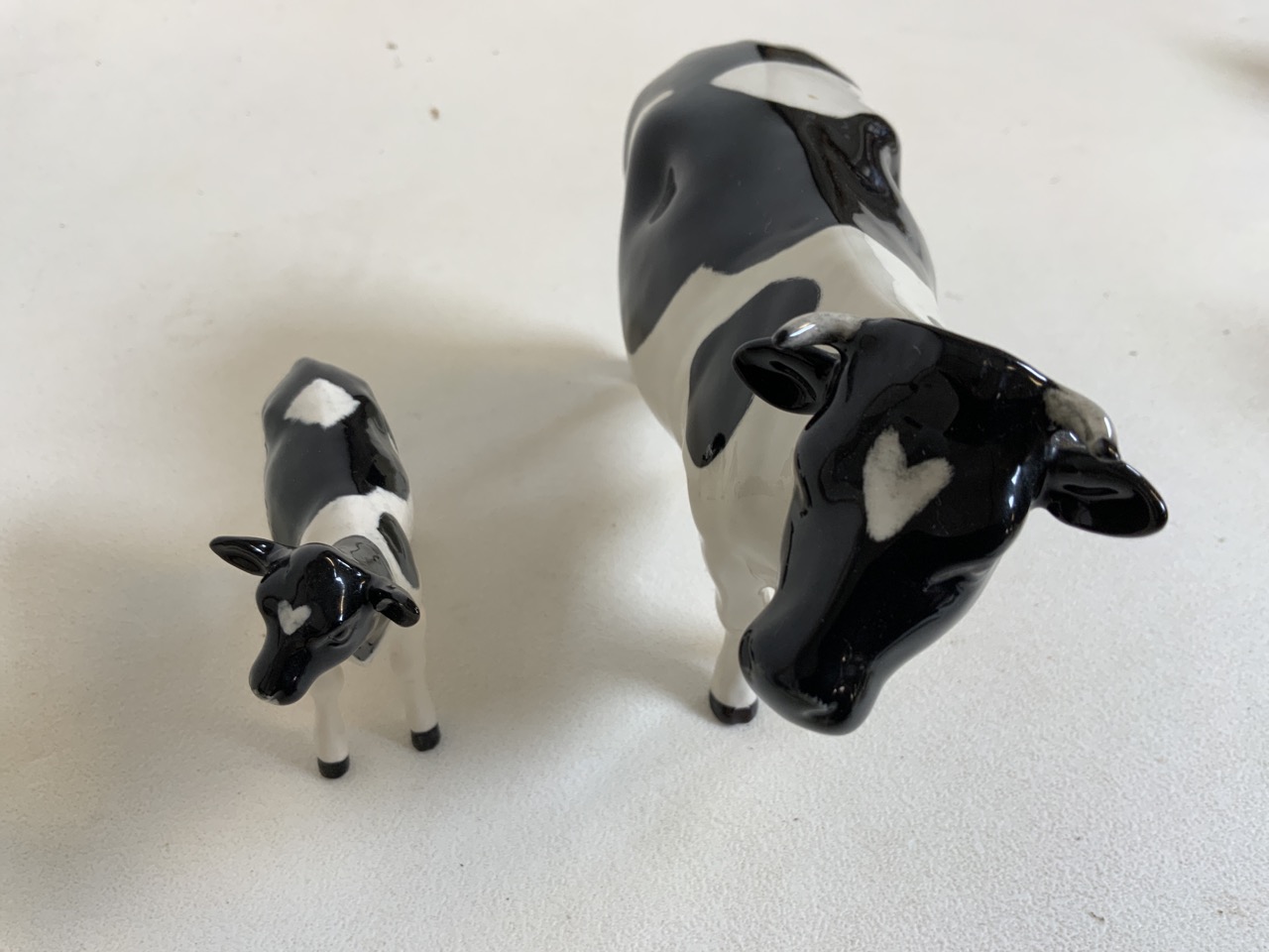 Beswick Champion Claybury Leegwater Friesian cow with calf - marked to underbelly. Both with heart - Bild 5 aus 6