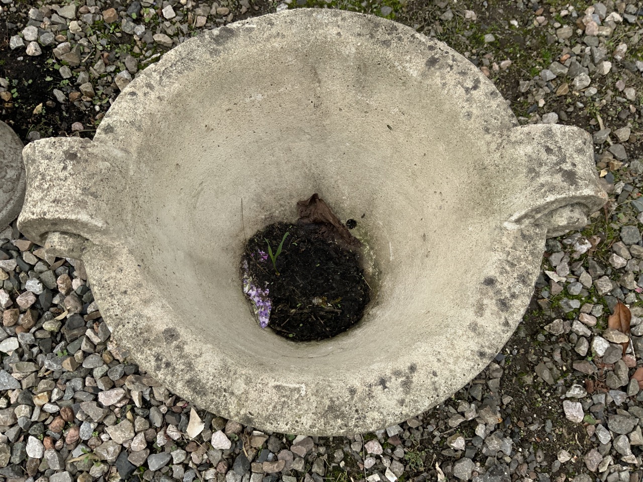 A reconstituted stone planter. - Bild 2 aus 2